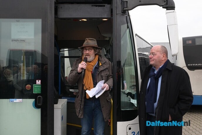 Bussjeffeur Grotenhuis reikt zijn eerste boek uit aan buschauffeur Teeven - Foto: Johan Bokma