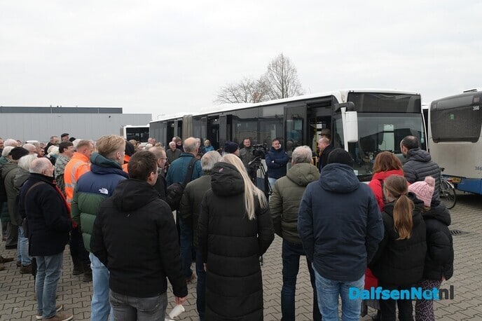 Bussjeffeur Grotenhuis reikt zijn eerste boek uit aan buschauffeur Teeven - Foto: Johan Bokma