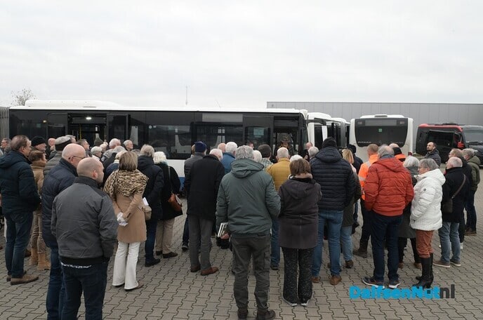 Bussjeffeur Grotenhuis reikt zijn eerste boek uit aan buschauffeur Teeven - Foto: Johan Bokma