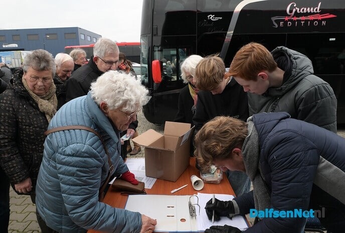 Bussjeffeur Grotenhuis reikt zijn eerste boek uit aan buschauffeur Teeven - Foto: Johan Bokma