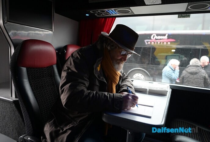 Bussjeffeur Grotenhuis reikt zijn eerste boek uit aan buschauffeur Teeven - Foto: Johan Bokma