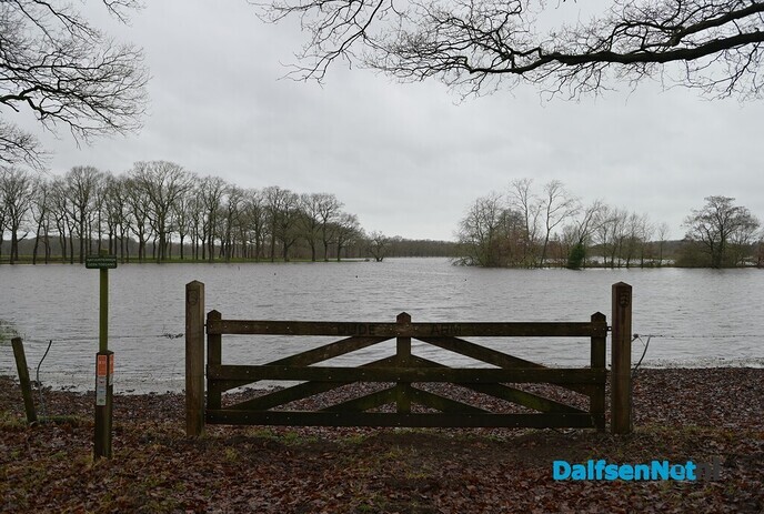 Hoog water op de Vecht, dijkpost 15 paraat in Vilsteren - Foto: Johan Bokma