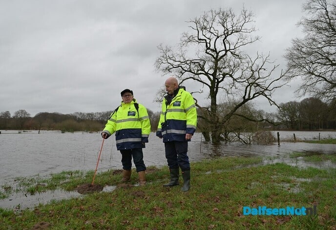 Hoog water op de Vecht, dijkpost 15 paraat in Vilsteren - Foto: Johan Bokma