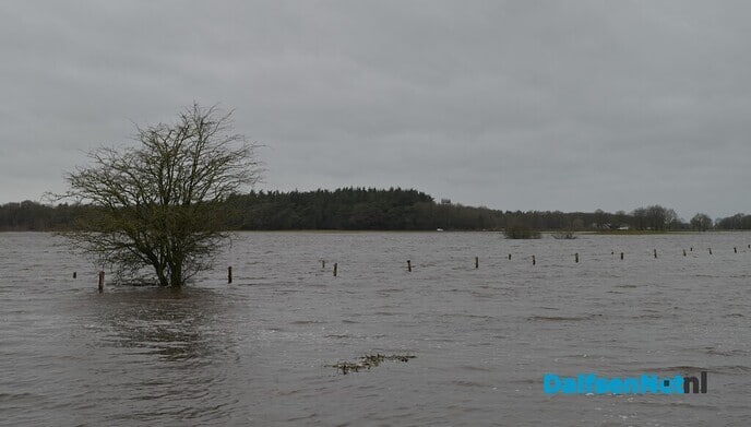 Hoog water op de Vecht, dijkpost 15 paraat in Vilsteren - Foto: Johan Bokma