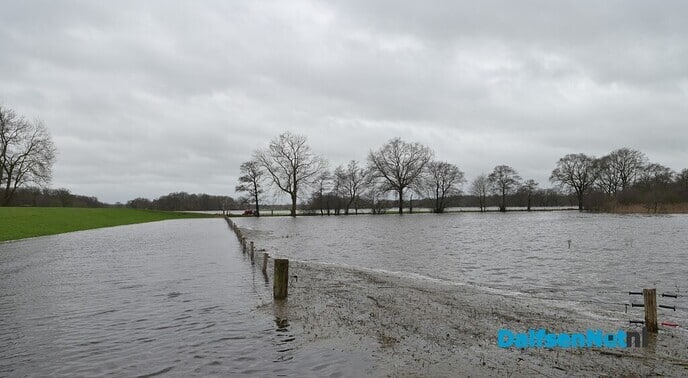 Hoog water op de Vecht, dijkpost 15 paraat in Vilsteren - Foto: Johan Bokma
