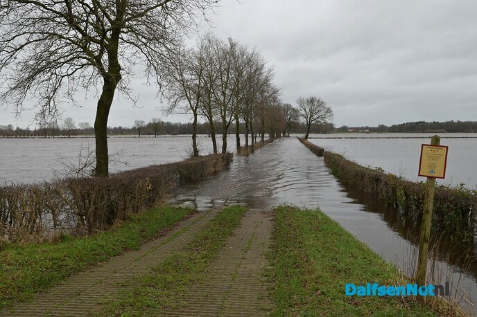 Hoog water op de Vecht, dijkpost 15 paraat in Vilsteren - Foto: Johan Bokma