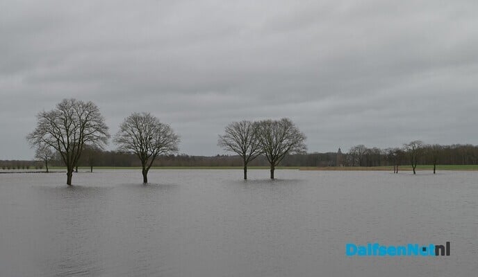 Hoog water op de Vecht, dijkpost 15 paraat in Vilsteren - Foto: Johan Bokma