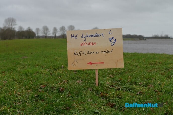Hoog water op de Vecht, dijkpost 15 paraat in Vilsteren - Foto: Johan Bokma