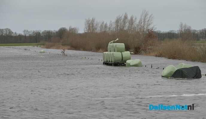 Hoog water op de Vecht, dijkpost 15 paraat in Vilsteren - Foto: Johan Bokma