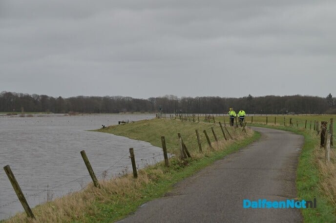 Hoog water op de Vecht, dijkpost 15 paraat in Vilsteren - Foto: Johan Bokma