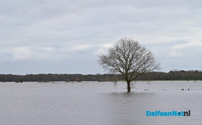 Ga niet zwemmen, recreatief varen of fietsen in het hoogwater - Foto: Johan Bokma