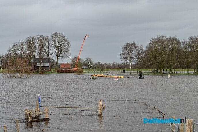 Ga niet zwemmen, recreatief varen of fietsen in het hoogwater - Foto: Johan Bokma