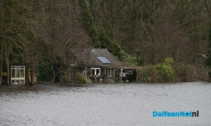 Ga niet zwemmen, recreatief varen of fietsen in het hoogwater - Foto: Johan Bokma
