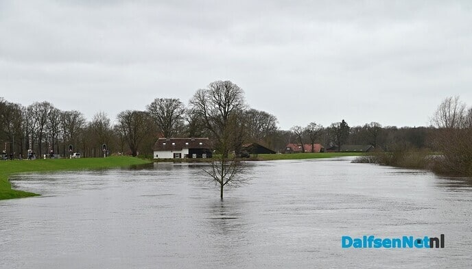 Ga niet zwemmen, recreatief varen of fietsen in het hoogwater - Foto: Johan Bokma