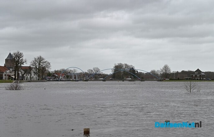 Ga niet zwemmen, recreatief varen of fietsen in het hoogwater - Foto: Johan Bokma