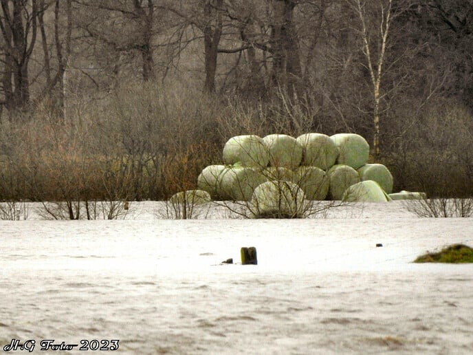 Platte wagen met hooibalen aan de wandel.