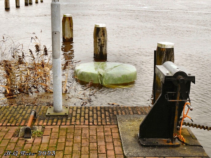 Platte wagen met hooibalen aan de wandel.