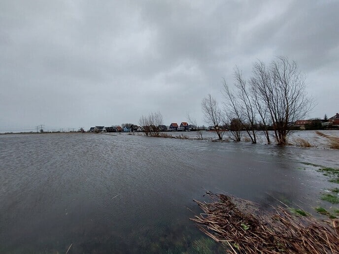 Hoogwatertoeristen: ga kijken, maar denk aan onze dijken - Foto: Ingezonden foto