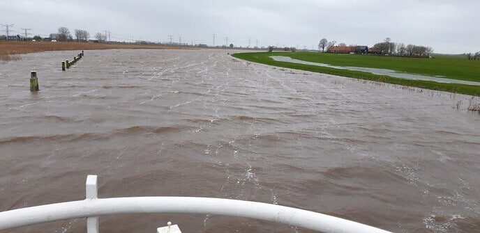 Hoogwatertoeristen: ga kijken, maar denk aan onze dijken - Foto: Ingezonden foto