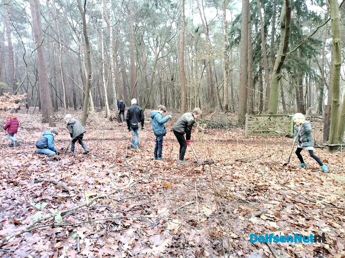 Scouts uit Nieuwleusen planten 1000 struiken - Foto: Ingezonden foto