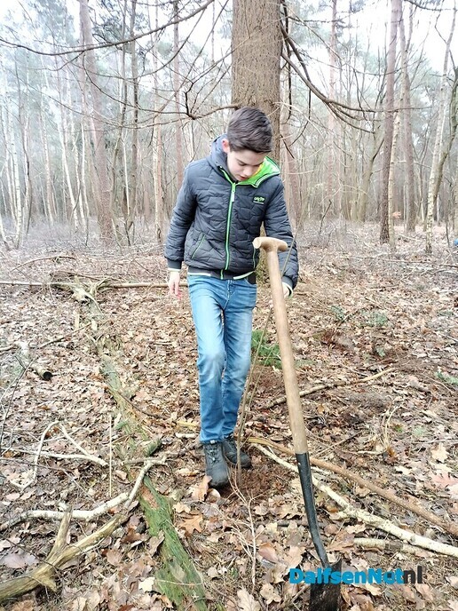 Scouts uit Nieuwleusen planten 1000 struiken - Foto: Ingezonden foto