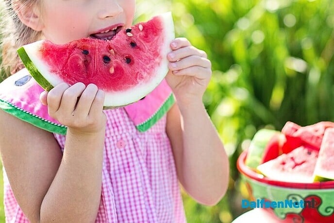 Helpen met schoolfruit op de Spiegel - Foto: Ingezonden foto