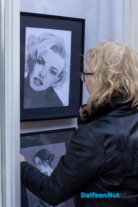 Greetje de Vries exposeert in vitrines AH Dalfsen - Foto: Paul Scholten