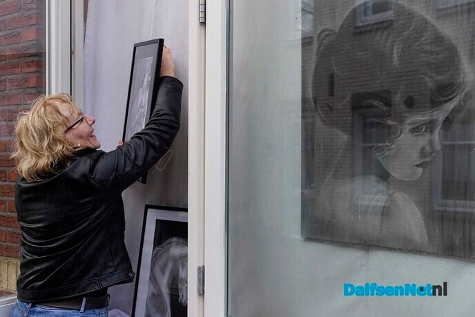 Greetje de Vries exposeert in vitrines AH Dalfsen - Foto: Paul Scholten