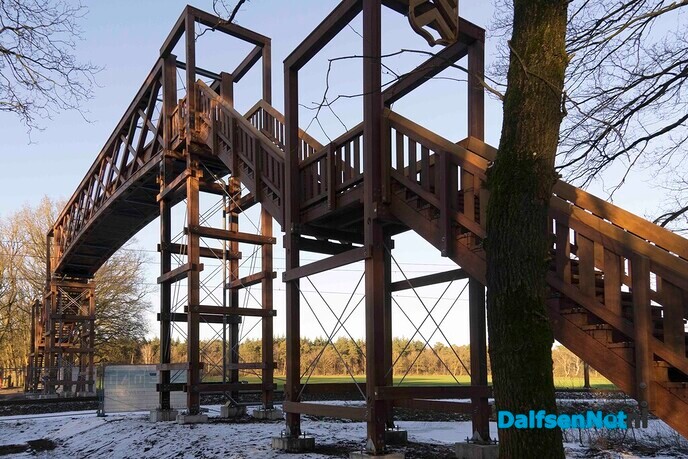 Houten loopbrug over spoor bij Vilsteren - Foto: Paul Scholten