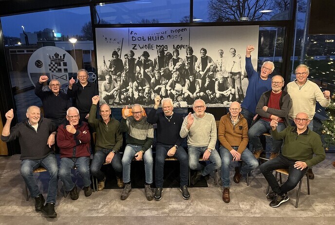Kampioensteam S.V. Nieuwleusen 1973-1974 in het zonnetje gezet. - Foto: Ingezonden foto