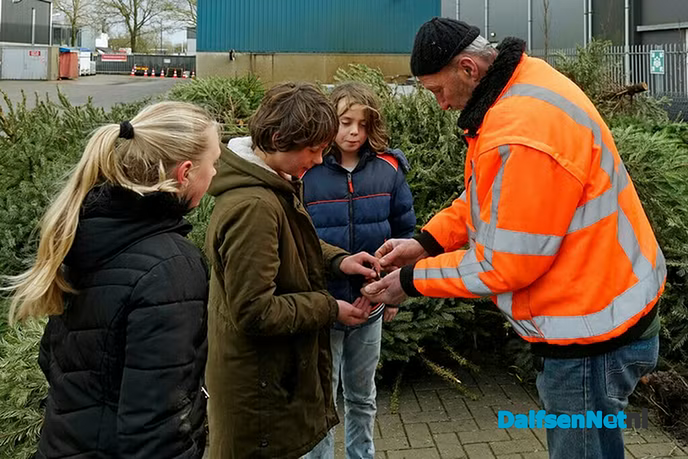 Inleveren kerstbomen - Foto: Paul Scholten