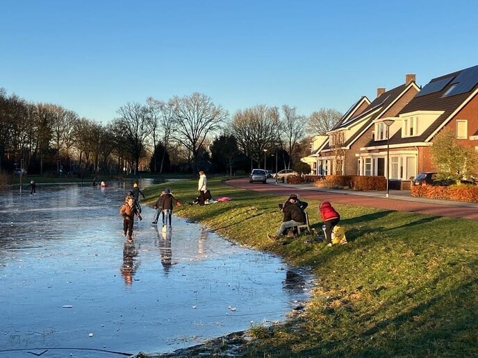 Kinderen schaatsen op wadi aan Molenaarses - Foto: Ingezonden foto