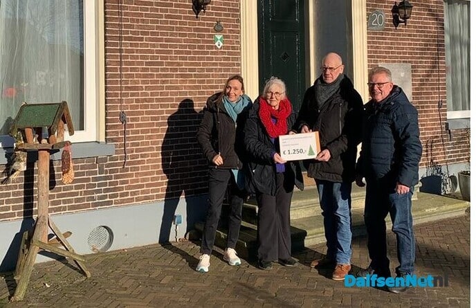 Opbrengst kerstbomenactie voor Hospice Dalfsen - Foto: Ingezonden foto