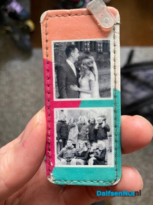 Gevonden: leren label met trouwfoto’s bij groepspraktijk - Foto: Ingezonden foto