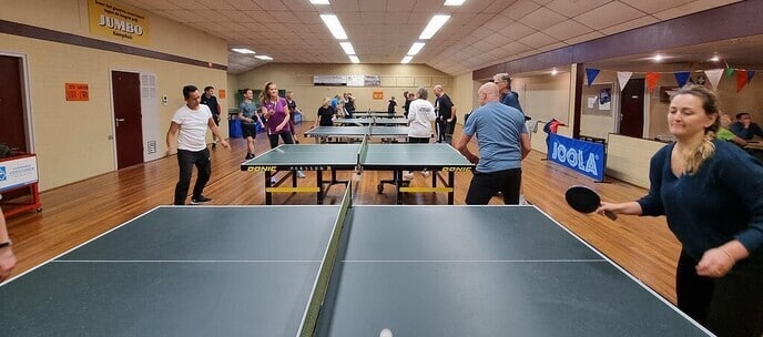 Overvolle zaal bij kennismakingscursus tafeltennis - Foto: Ingezonden foto