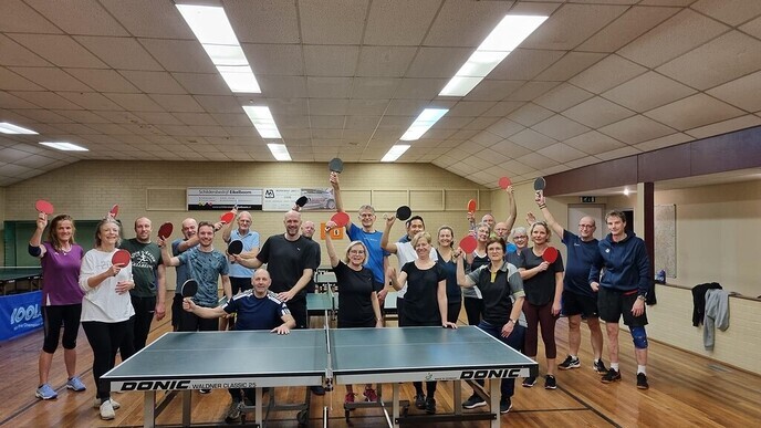 Overvolle zaal bij kennismakingscursus tafeltennis - Foto: Ingezonden foto