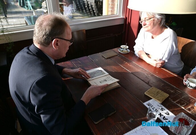 Niet alleen maar oude boeken tijdens taxatiemiddag in het Oude Station - Foto: Johan Bokma