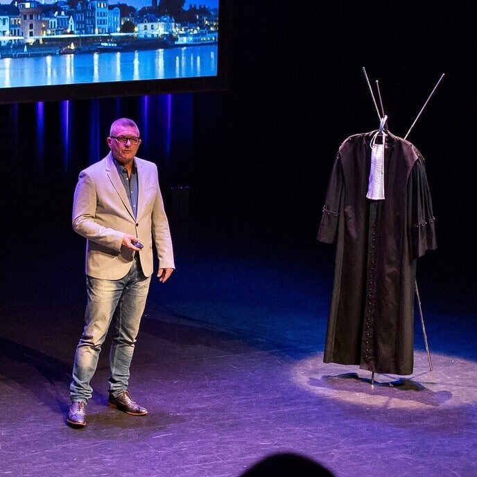 Strafrechter Gerlof Meijer veroordeelt zijn publiek tot anderhalf uur vrijwillige gevangenisstraf.