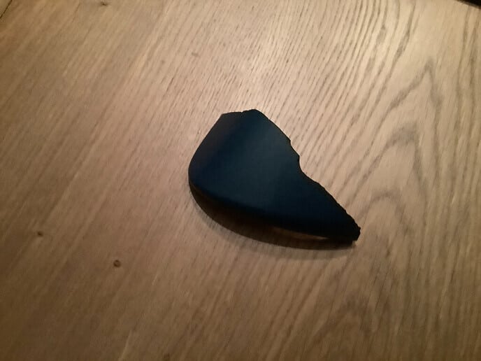 Gevonden buitenkap van de rechtse buitenspiegel - Foto: Ingezonden foto