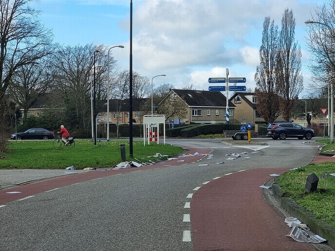 Als je de krant wil lezen…………. - Foto: Ingezonden foto