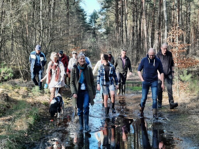 (Natte) Laarzen wandeling heel groot succes - Foto: Ingezonden foto