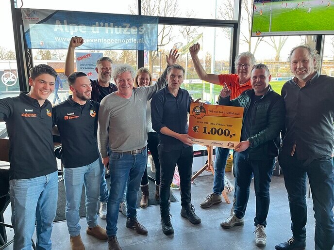 Flinke cheque voor team Alpe d’Huzes - Foto: Ingezonden foto