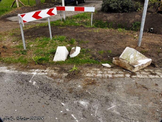 Bestuurder rijdt betonblok uit de grond aan de Stokte / Mennistensteeg.