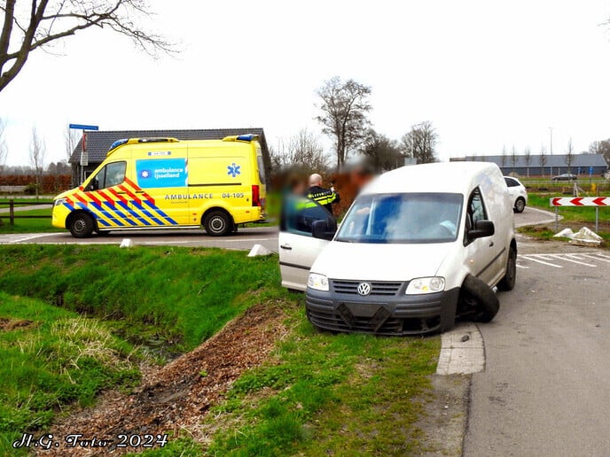 Bestuurder rijdt betonblok uit de grond aan de Stokte / Mennistensteeg.