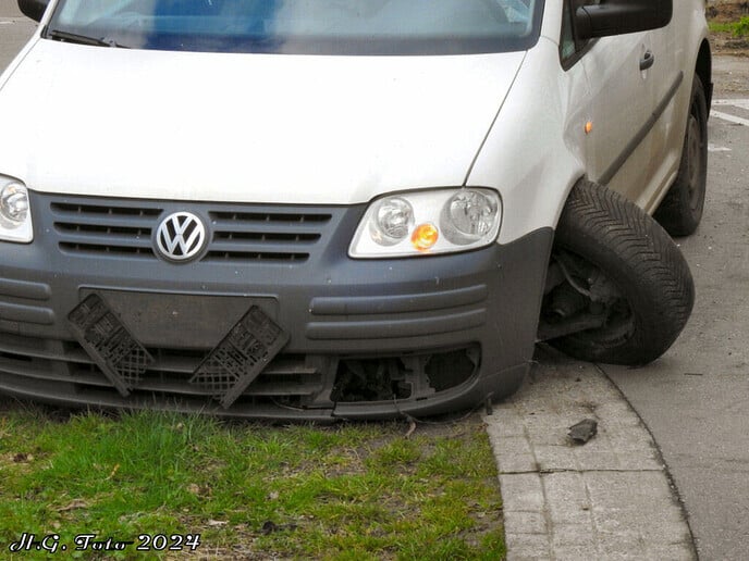 Bestuurder rijdt betonblok uit de grond aan de Stokte / Mennistensteeg.