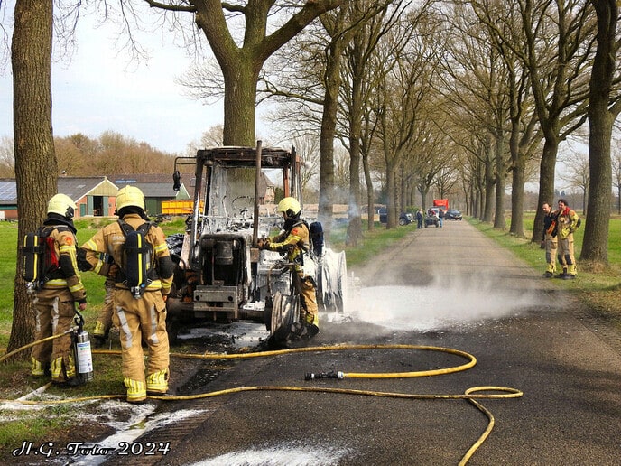 Trekker in brand aan de Schoolweg