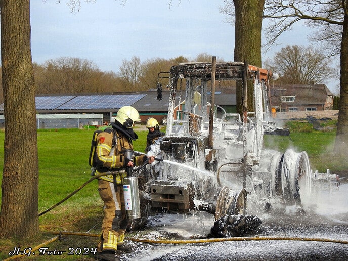 Trekker in brand aan de Schoolweg