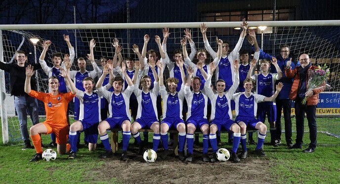 Sponsoren verlengen kledingcontract Voetbalvereniging - Foto: Ingezonden foto
