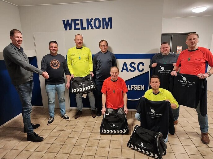 Scheidsrechters bij ASC  in  nieuwe kledij - Foto: Ingezonden foto