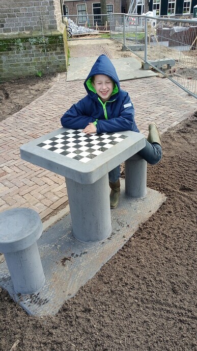 Schaken aan het Kerkplein - Foto: Ingezonden foto